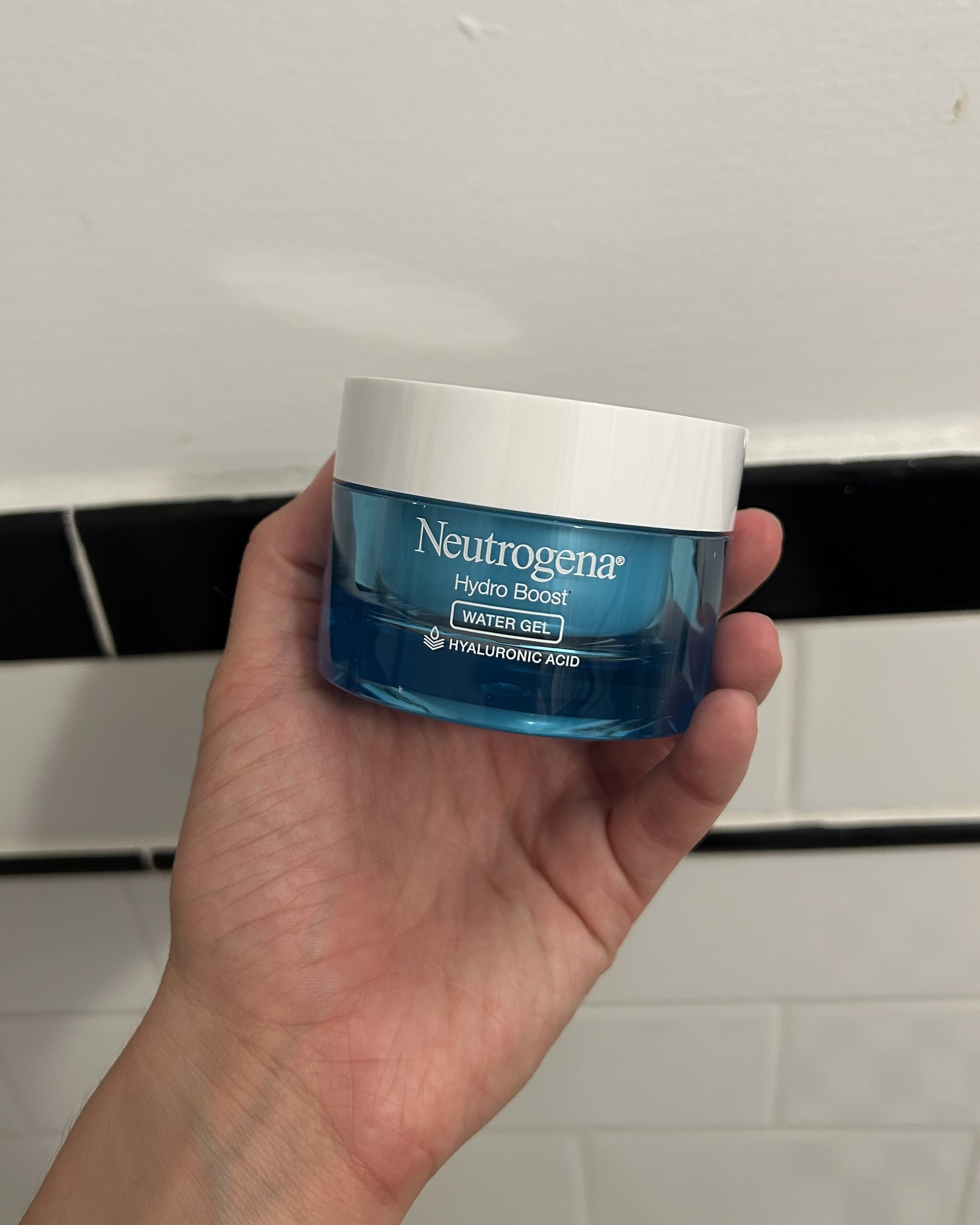 Alyssa Brascia holding the Neutrogena Hydro Boost Water Gel.