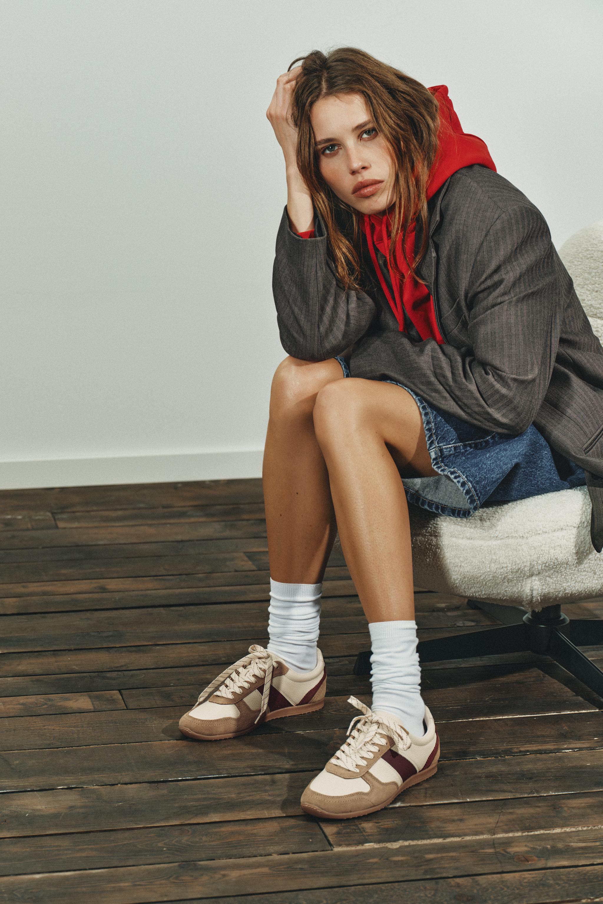 Contrasting Running Sneakers